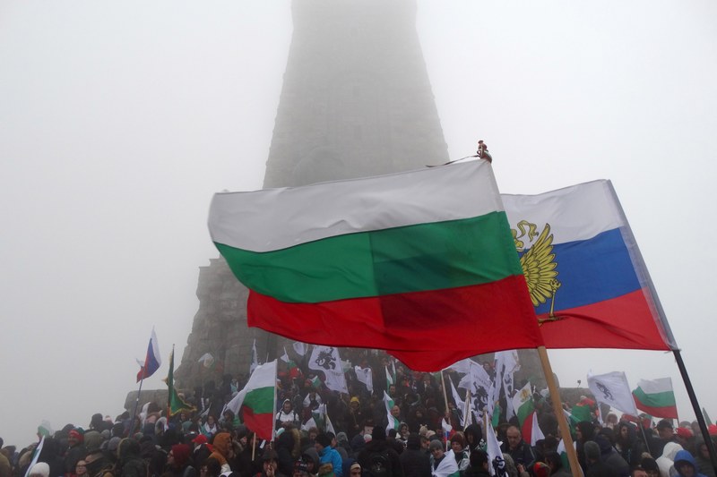Години наред България играе предпазлива двойна игра, като се опитва